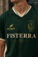 Detalle premium del cuello crema, escudo Fisterra CF, logo Offside y tejido verde