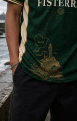 Detalle de faro y patrón Galicia en camiseta Fisterra Offside