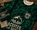 Detalle frontal del escudo y sponsor de la camiseta Aceites La Sierra '96