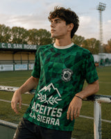 Modelo mostrando el fit y la caída de la camiseta Aceites La Sierra '96