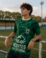 Modelo con camiseta Aceites La Sierra '96 en campo de fútbol de archivo