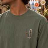 Carrer Guarnit camiseta Barcelona Verde musgo - detalle del bordado del pecho