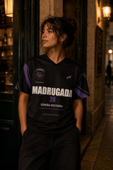 Camiseta España Nocturna Madrugada 26 antracita - editorial nocturno con la camiseta puesta