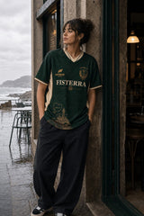 Camiseta Fisterra - editorial con la camiseta retro gallega puesta