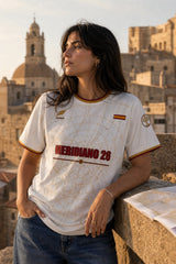 Camiseta Iberia Blanca Meridiano 26 - editorial con la camiseta puesta