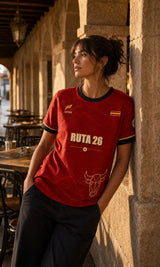 Camiseta Iberia Roja Ruta 26 - editorial con la camiseta puesta