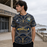 Modelo con la camiseta Selección de Mar del Plata 1994 frente a una escena costera argentina