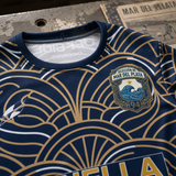 Detalle del cuello, escudo y tejido impreso de la camiseta Selección de Mar del Plata 1994