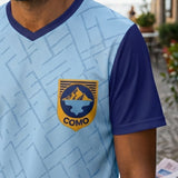 Detalle del escudo y patrón azul de la camiseta U.C. Lago di Como 87